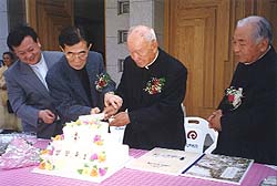 서울 임충신 신부 출판기념회 가져