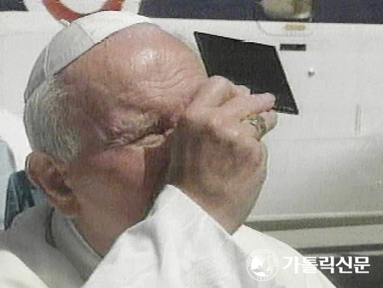 [사진] 개기일식 보는 교황