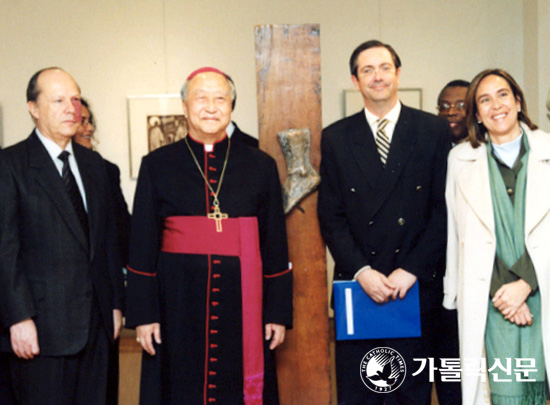 정진석 대주교, 칠레대사관서 기증한 작품 전시회 참석