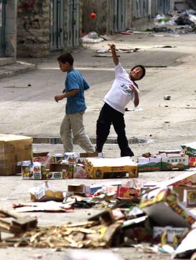 [사진] 팔레스타인 소년의 토마토 세례