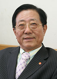 상장례 지도사 교육 받기 위해 일시 귀국한 박철희씨