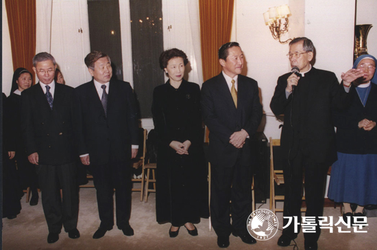 김추기경, 교황과 함께 성탄 전야미사 집전 영명축하식도 참석