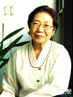 홍윤숙 시인의 16번째 시집 「쓸쓸함을 위하여」 