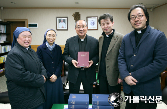 바오로딸 출판사 아프리카에 영어성경 선물