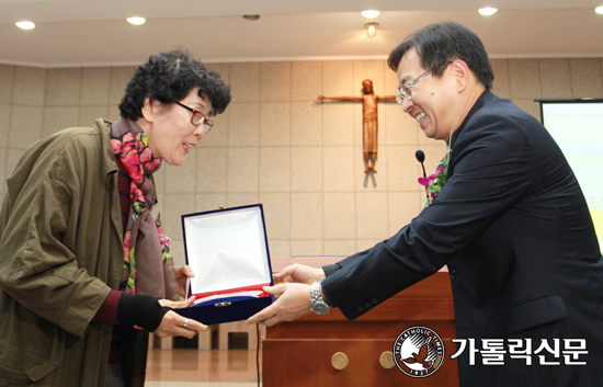 제17회 박홍근 아동문학상 이상교 시인 수상