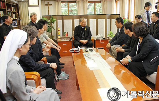 염 추기경, 세월호 희생자 유가족 대표 만나 위로