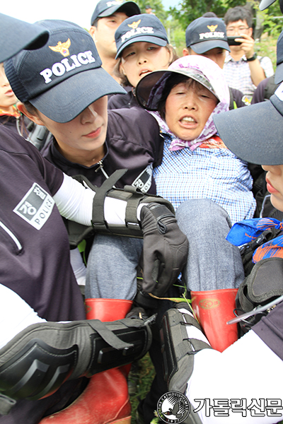 밀양시·한전, 행정대집행 강행… 송전탑 농성장 강제철거