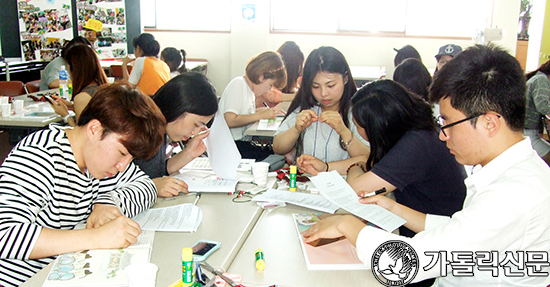 제주 자원봉사단 ‘비데스 어프로처’, 한글 그림책 베트남어로 번역 … 현지 초등생에 전달
