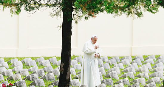 [사진] 교황, 1차 대전 군인묘지서 세계평화 기도