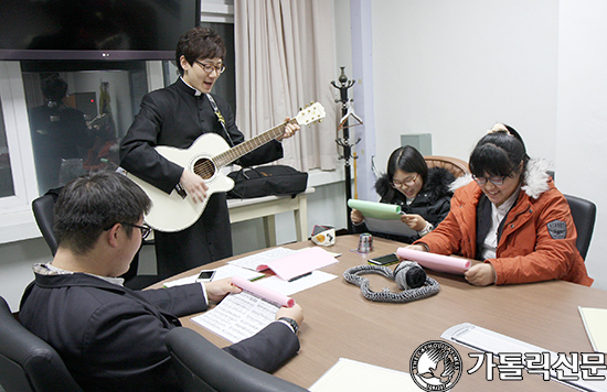 재단인수 후 첫 세례식 갖는 대구대교구 해은학원 오천고