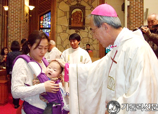 제주교구장 강우일 주교, 아기들과 함께 성가정 축일 미사