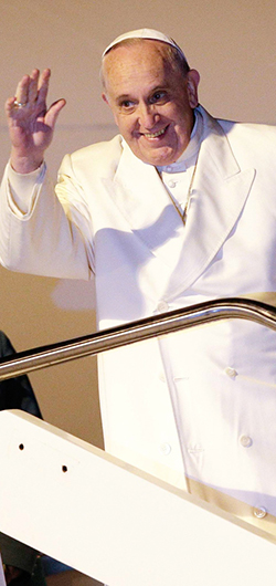 [사진] 필리핀행 비행기 오르고 있는 교황