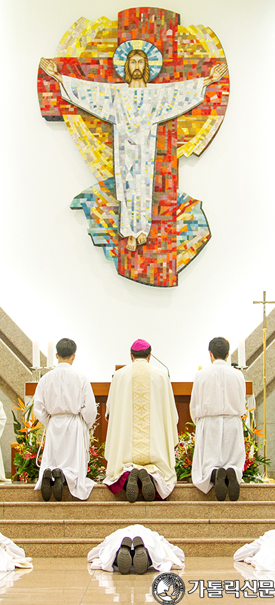 [사진] 낮추고 낮추며… 봉헌의 삶 다짐