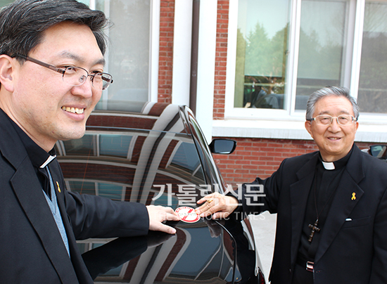 이주사목위, 인종차별 금지 스티커 10만장 배포