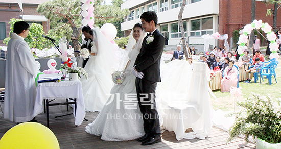 5월의 신부… 수녀원에서 열린 다문화가정 결혼식