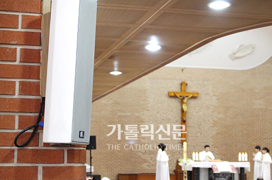 또렷한 강론… ‘저출력 무지향성 음향’ 눈길