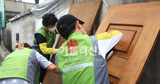 광주 재난재해봉사단, ‘어르신들 집 문지방 낮추기’ 봉사