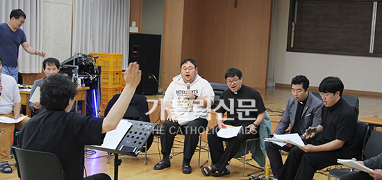 수원교구 사제단, ‘위드’ 눈길