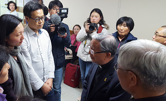 김희중 대주교·유흥식 주교, 물대포 맞고 쓰러진 백남기씨 위로 방문