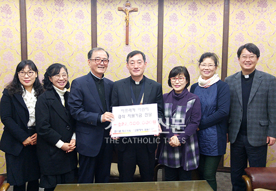 인터넷 카페 ‘영원에서 영원으로’, 수원교구에 성금