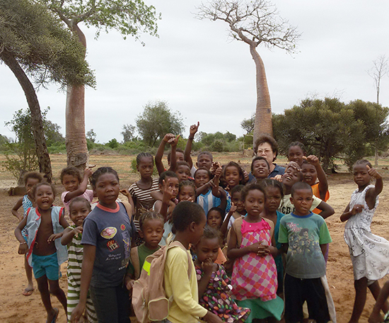 아프리카 오지에 희망 나비 날다