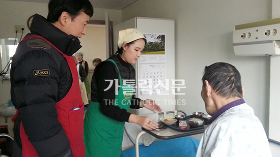 홀리데이인 성북 호텔, 서울 성가복지병원서 26년째 떡국 나눔 행사 열어