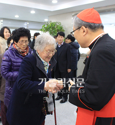 염 추기경, 주임 신부 선종한 난곡동본당 방문