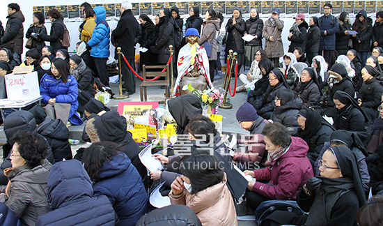 9개 교구 정평위 소속 사제, 日대사관 앞에서 미사 봉헌