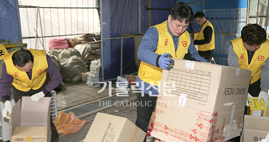 본당 신자들이 고물상 단골손님 된 까닭은?