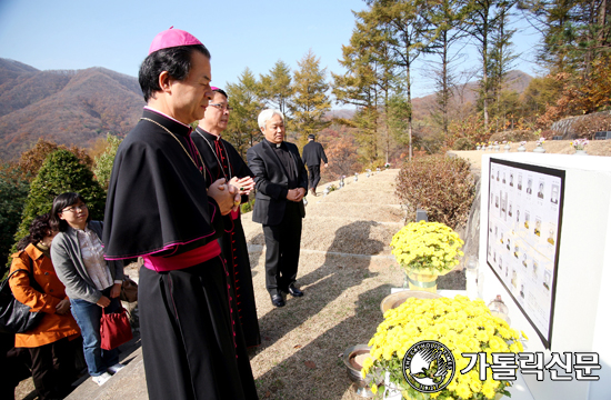 위령의 날 맞아 수원교구 성직자 묘지 참배·위령미사
