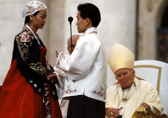 교황, 세계가정대회서 … 정병주씨 부부등 혼인미사 거행