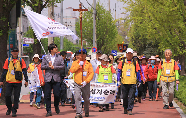 춘천교구는 지금 도보순례하며 자비 실천한다