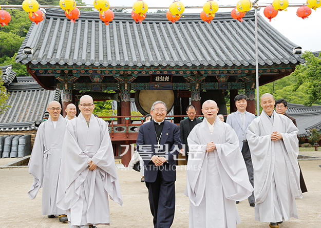 김희중 대주교, 부처님 오신 날 맞아 사찰서 화합의 메시지