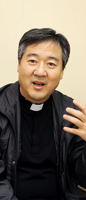 ‘섬김과 봉사’ 발간한 수원교구 방효익 신부