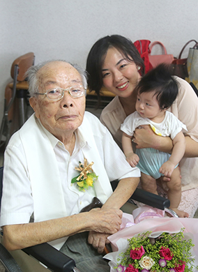 ‘101세 어르신과 1살 아기’ 한날 영세