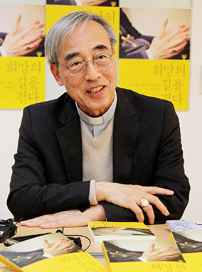 「희망의 길을 걷다」 펴낸 강우일 주교