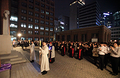 염 추기경, 청년들과 십자가의 길 걷다