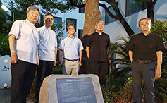 제주 중앙주교좌성당에 민주항쟁 30주년 기념표석 세워