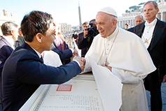 전주 한지로 복본된 고종황제 친서 교황청에 전달