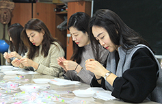 서울 반포본당 청년들, 묵주 만들어 필리핀 요셉의원에 기부