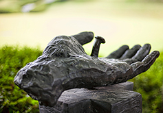 못 박힌 그분의 손