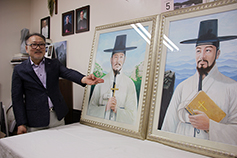 복자 윤지충·권상연 초상화 봉헌한 대전교구 홍용선 작가