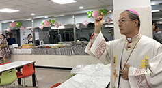 노숙인들 안식처 ‘안나의 집’ 새 둥지 축복