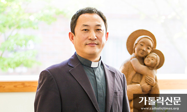 「괜찮아, 네 사랑이 잠시 길을 잃었을 뿐이야」 펴낸 김효준 신부