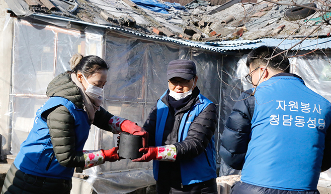 서울 청담동·도봉산본당 연탄 및 방한용품·생필품 나눔… 봉사활동 통해 본당간 친교도 다져