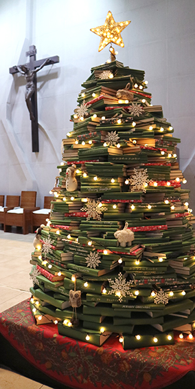 대전 전민동본당, 신심서적으로 성탄 트리 만들어