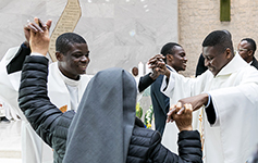 에리찌에·크리스티앙 신부 ‘첫미사’… 방기대교구장과 가족 등 방한해 참례