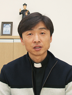 산불 피해자 돌보는 춘천교구 속초 동명동본당 조영수 신부 